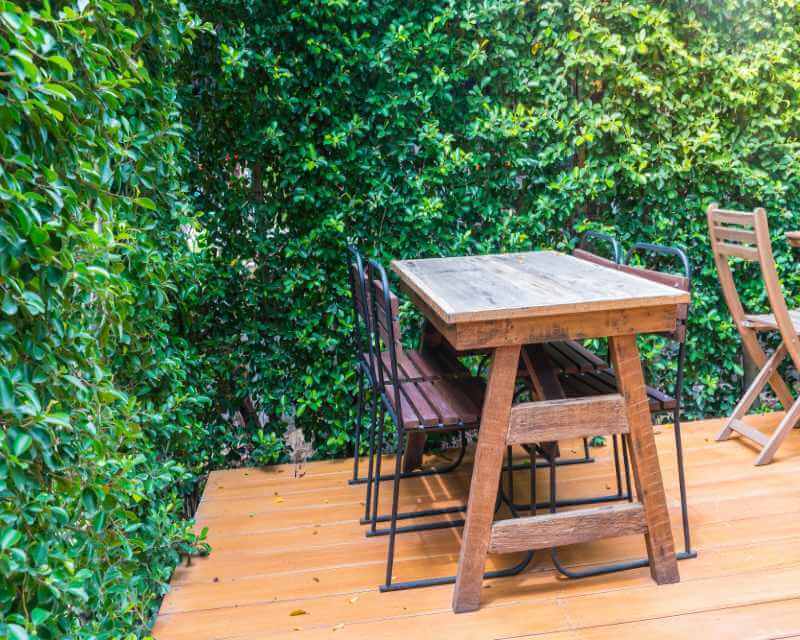 tavoli in legno per la terrazza
