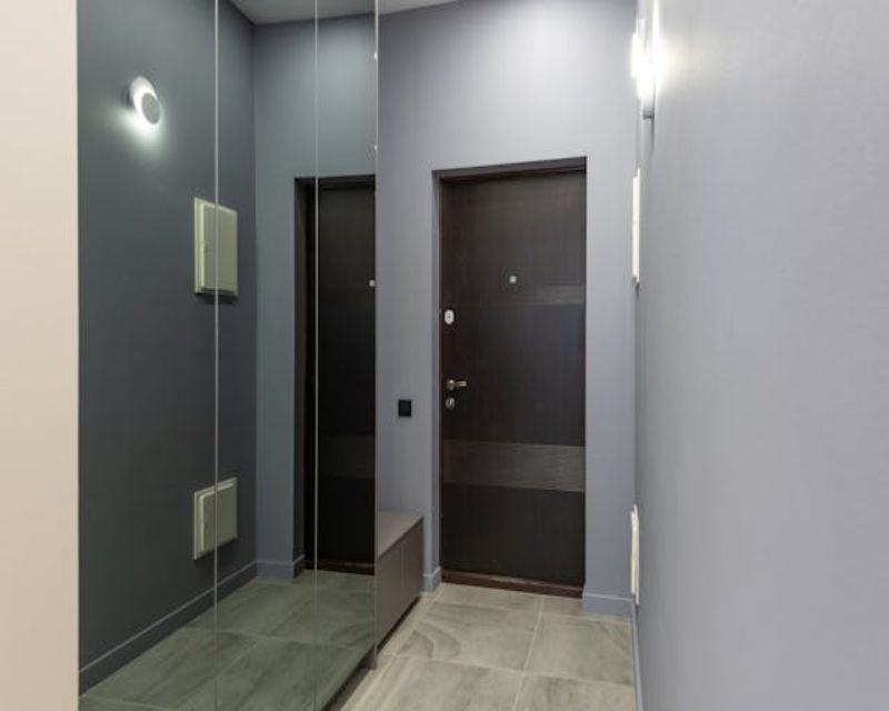 Come decorare un corridoio lungo con gli specchi