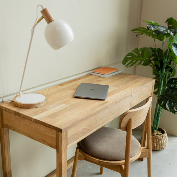 Tavolo da scrittura NordicStory, cassettiera in rovere massiccio