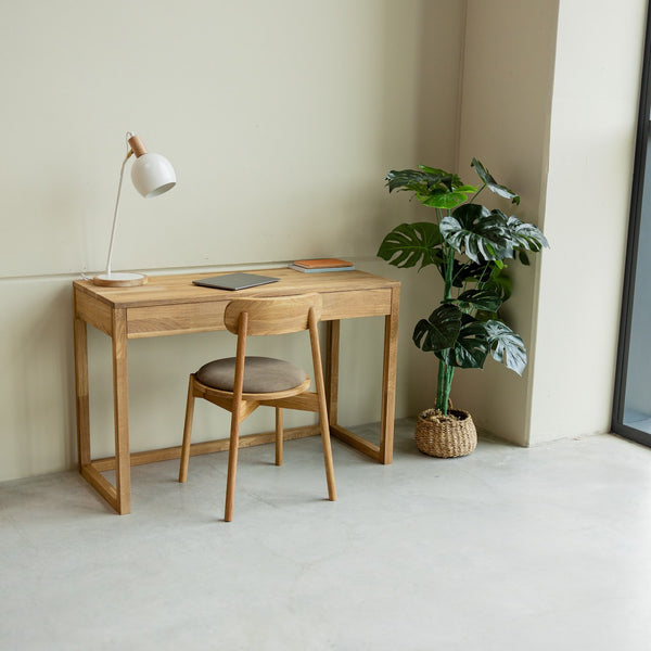 Tavolo da scrittura NordicStory, cassettiera in rovere massiccio