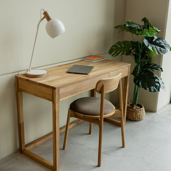 Tavolo da scrittura NordicStory, cassettiera in rovere massiccio