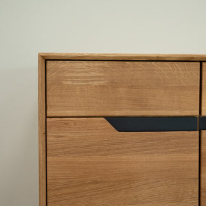 Credenza NordicStory Bremen 2 in rovere massiccio, 135 x 42 x 90 cm.