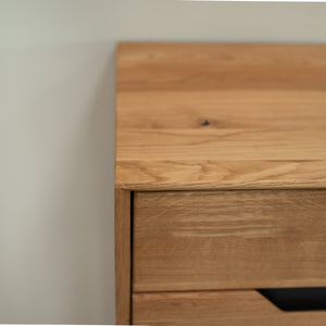 Credenza NordicStory Bremen 2 in rovere massiccio, 135 x 42 x 90 cm.