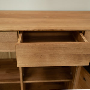 Credenza NordicStory Bremen 2 in rovere massiccio, 135 x 42 x 90 cm.