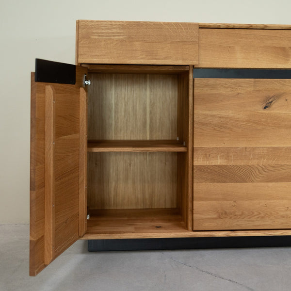 Credenza in legno massiccio NordicStory Bremen, rovere, 180 x 42 x 90 cm.