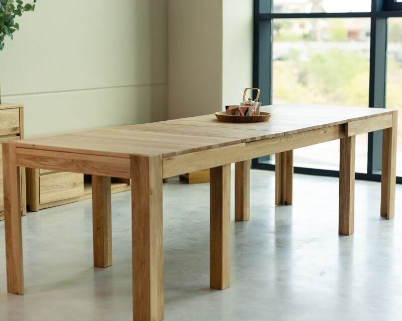 Tavoli in legno vs. tavoli in altri materiali: quale scegliere?