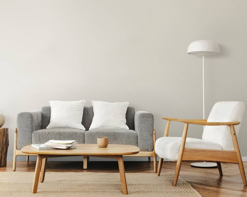 Decorazione del soggiorno con mobili in legno naturale