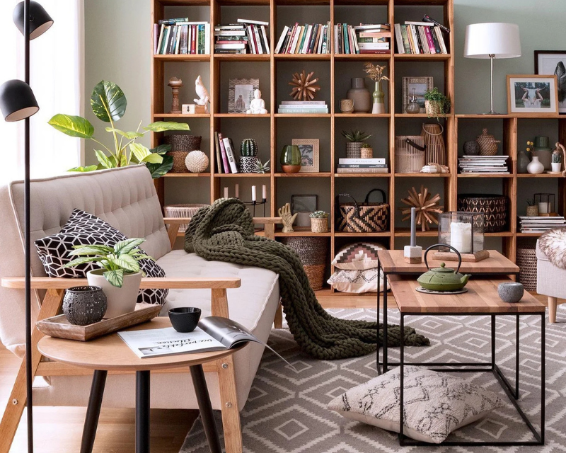 Diversi tipi di scaffali in legno