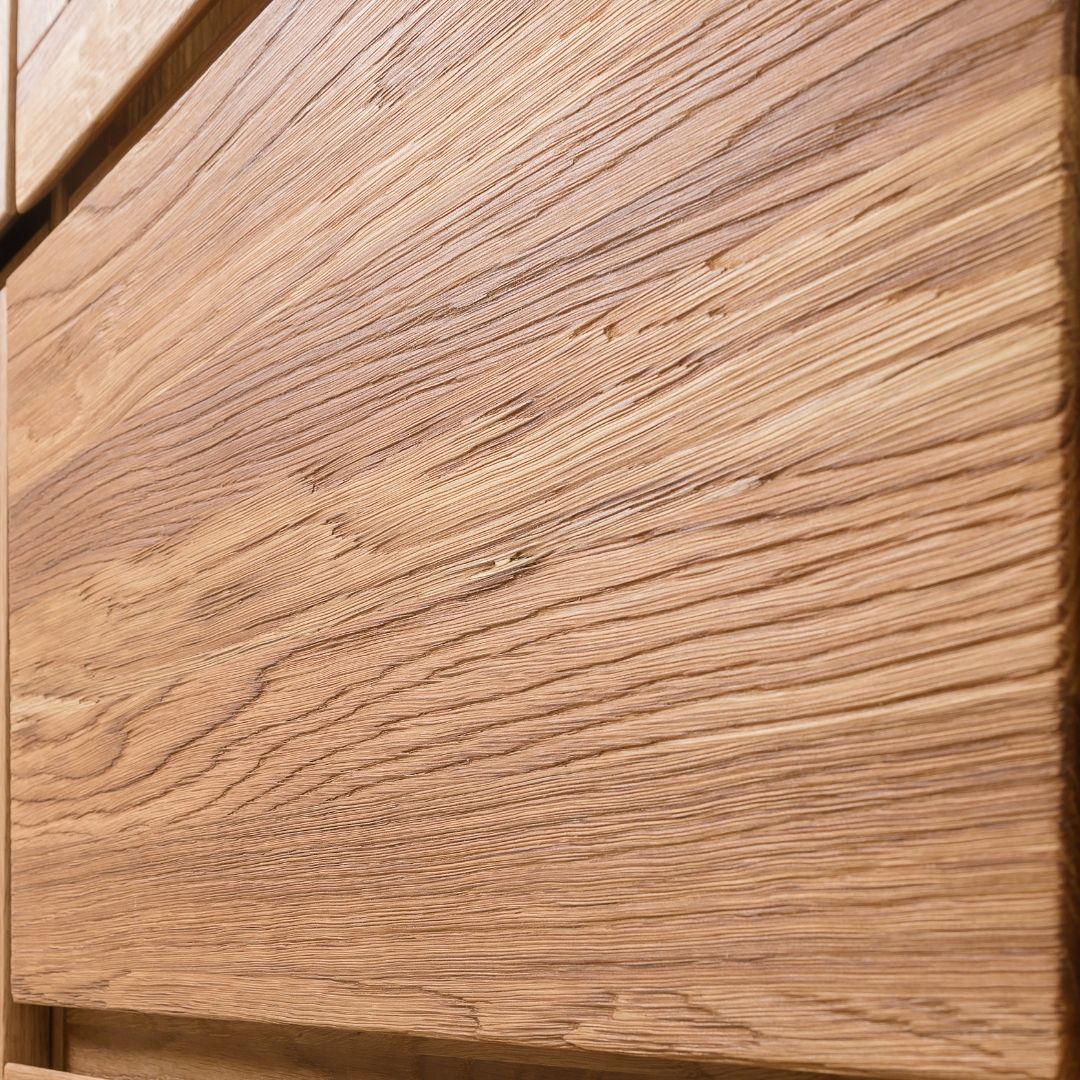 mobili in legno massiccio con finitura naturale 