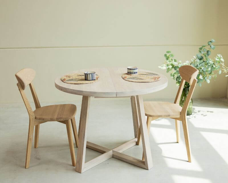 tavoli in legno in spazi ridotti