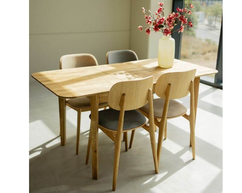 dipingere un tavolo di legno in stile vintage