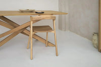 Tavolo in legno massiccio in una sala da pranzo moderna con luce naturale