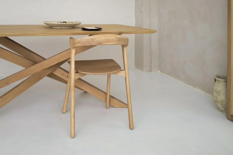 Tavolo in legno massiccio in una sala da pranzo moderna con luce naturale