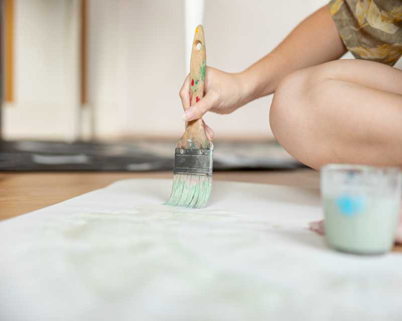 dipingere un letto in legno