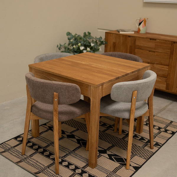 Confezione da 2 o 4 sedie da pranzo Claus in rovere massiccio, rivestite in grigio o marrone | VESKOR