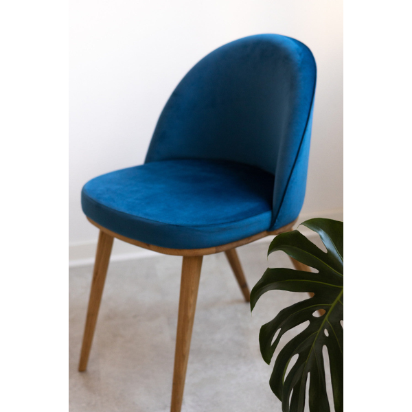 Confezione da 2 o 4 sedie da pranzo Clara, struttura in rovere massiccio, rivestimento in blu Monako | NordicStory