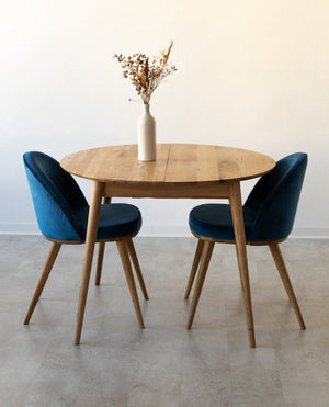 Confezione da 2 o 4 sedie da pranzo Clara, struttura in rovere massiccio, rivestimento in blu Monako | NordicStory