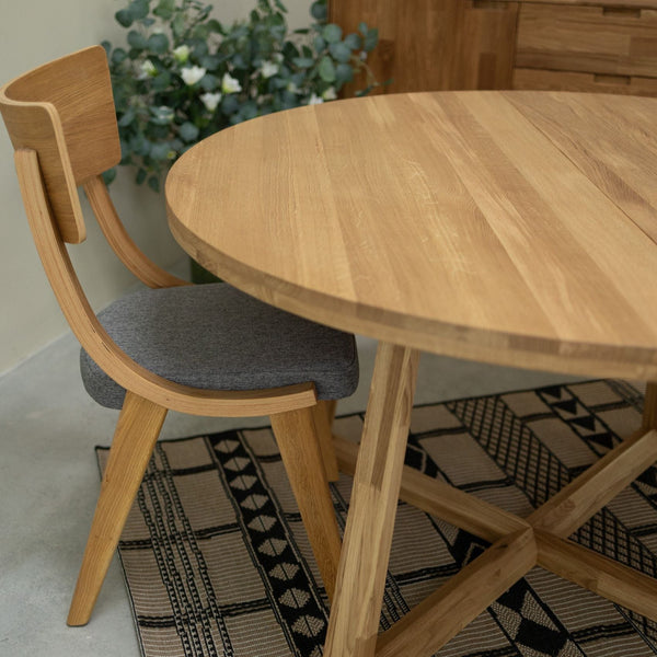 Confezione da 2 o 4 sedie da pranzo Lucas in rovere massiccio, rivestite in grigio o beige | VESKOR