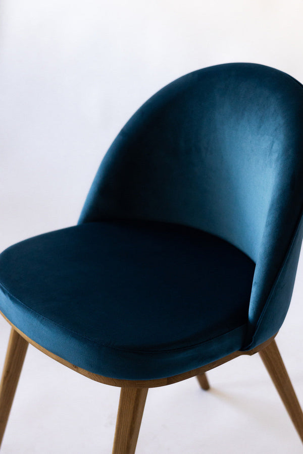 Confezione da 2 o 4 sedie da pranzo Clara, struttura in rovere massiccio, rivestimento in blu Monako | NordicStory