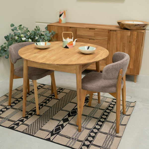 Confezione da 2 o 4 sedie da pranzo Claus in rovere massiccio, rivestite in grigio o marrone | VESKOR