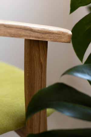 Confezione da 2 o 4 sedie da pranzo Alexis, struttura in rovere massiccio, rivestimento in verde vivo | NordicStory