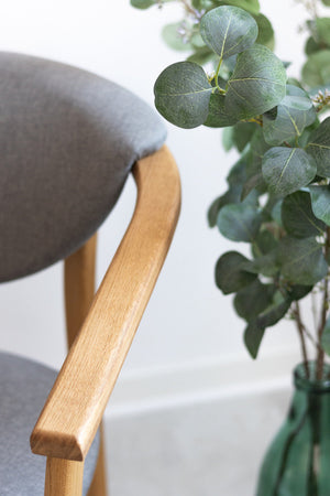 Confezione da 2 o 4 sedie da pranzo Alexis, struttura in rovere massiccio, rivestimento in grigio nordico | NordicStory