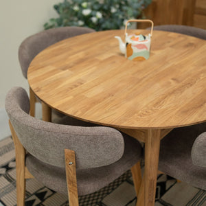 Confezione da 2 o 4 sedie da pranzo Claus in rovere massiccio, rivestite in grigio o marrone | VESKOR