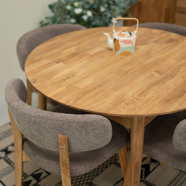 Confezione da 2 o 4 sedie da pranzo Claus in rovere massiccio, rivestite in grigio o marrone | VESKOR