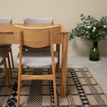 Confezione da 2 o 4 sedie da pranzo Maxwell in rovere massiccio, rivestite in grigio | VESKOR