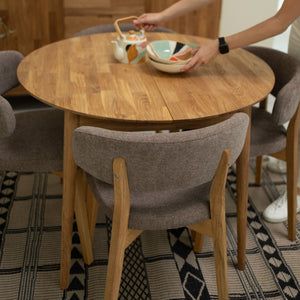Confezione da 2 o 4 sedie da pranzo Claus in rovere massiccio, rivestite in grigio o marrone | VESKOR