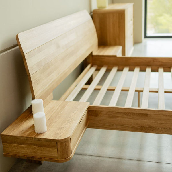 Letto in legno massello di rovere con comodini annessi ALINA | VESKOR