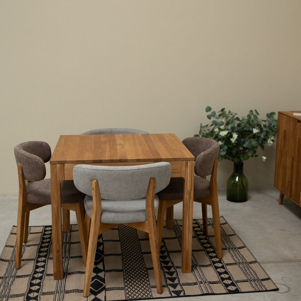 Confezione da 2 o 4 sedie da pranzo Claus in rovere massiccio, rivestite in grigio o marrone | VESKOR