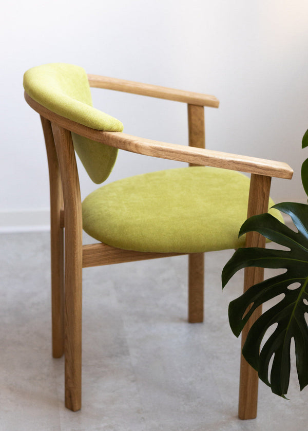 Confezione da 2 o 4 sedie da pranzo Alexis, struttura in rovere massiccio, rivestimento in verde vivo | NordicStory