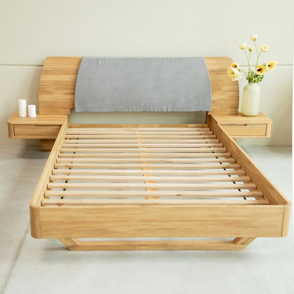 Letto Alina in rovere massiccio con testiera e 2 comodini fluttuanti