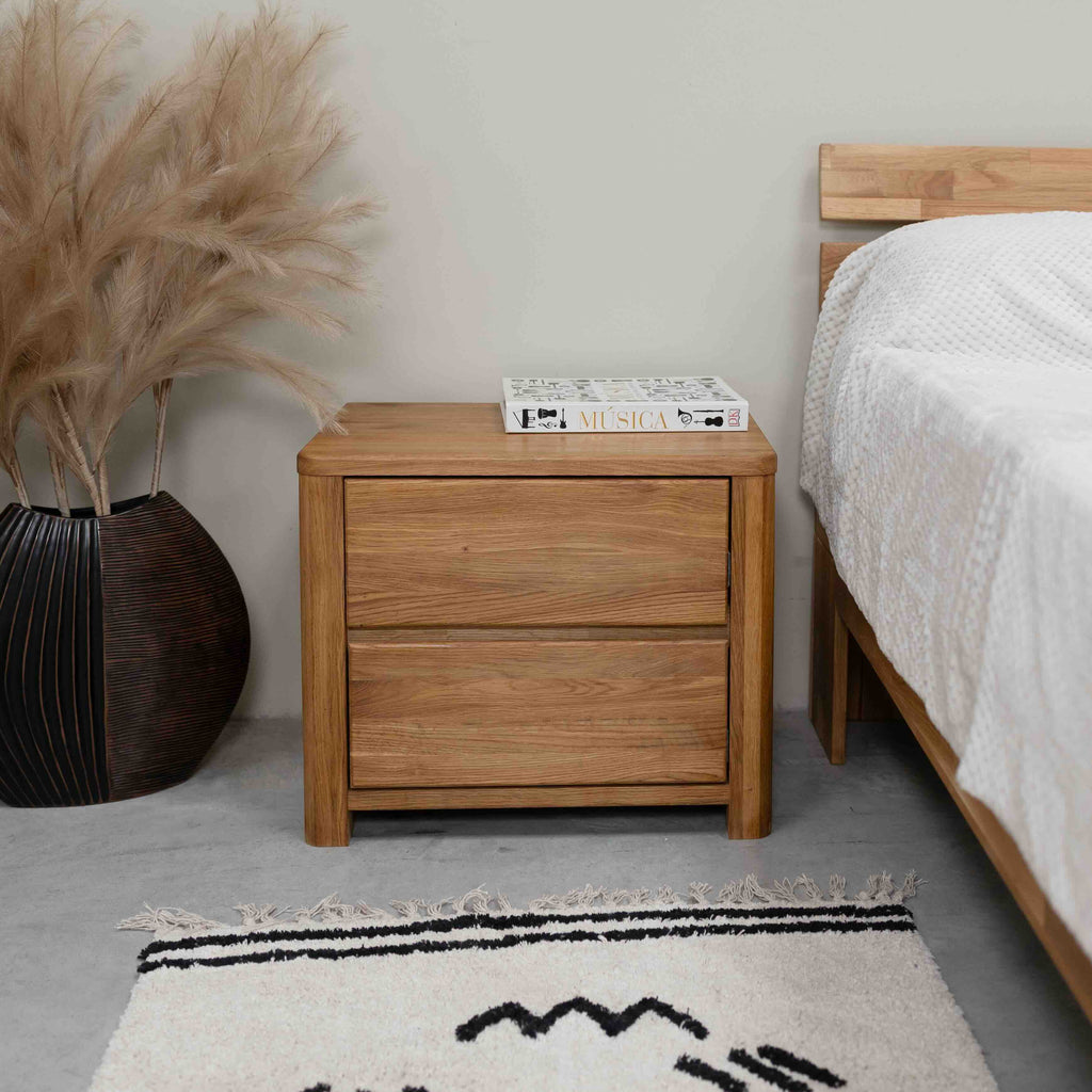 Comodino Elsa in rovere massiccio, 56,5 x 44 x 47 cm | NordicStory