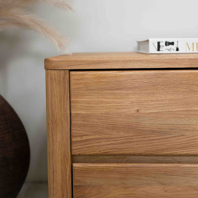 Comodino Elsa in rovere massiccio, 56,5 x 44 x 47 cm | NordicStory