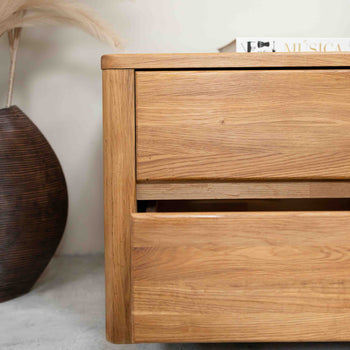 Comodino Elsa in rovere massiccio, 56,5 x 44 x 47 cm | NordicStory