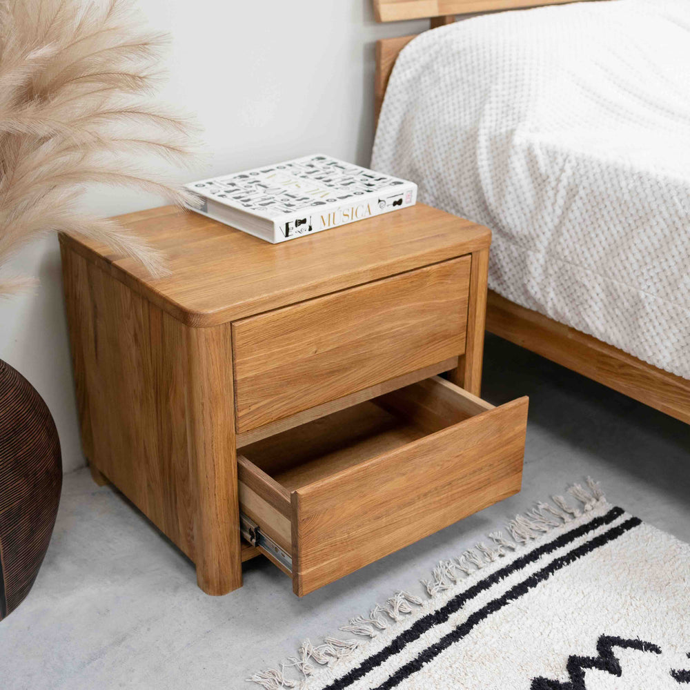 Comodino Elsa in rovere massiccio, 56,5 x 44 x 47 cm | NordicStory