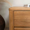 Comodino Elsa in rovere massiccio, 56,5 x 44 x 47 cm | NordicStory