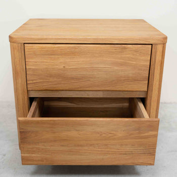 Comodino Elsa in rovere massiccio, 56,5 x 44 x 47 cm | NordicStory