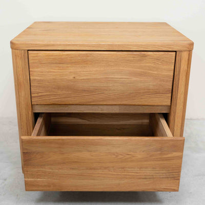 Comodino Elsa in rovere massiccio, 56,5 x 44 x 47 cm | NordicStory