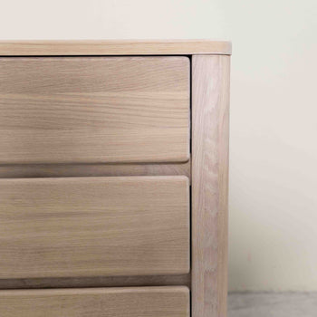 Tavolino Elsa 30 in legno massiccio di quercia, 56,4 x 44 x 55 cm, NordicStory