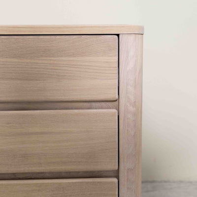 Tavolino Elsa 30 in legno massiccio di quercia, 56,4 x 44 x 55 cm, NordicStory