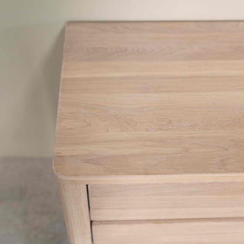 Tavolino Elsa 30 in legno massiccio di quercia, 56,4 x 44 x 55 cm, NordicStory
