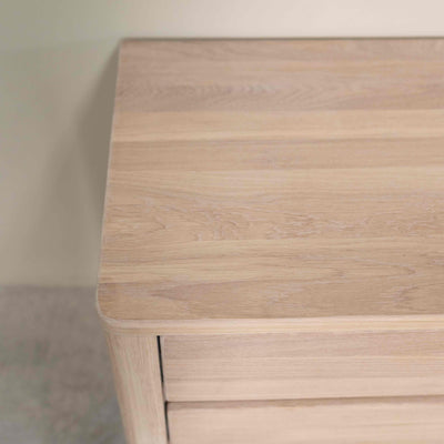 Tavolino Elsa 30 in legno massiccio di quercia, 56,4 x 44 x 55 cm, NordicStory