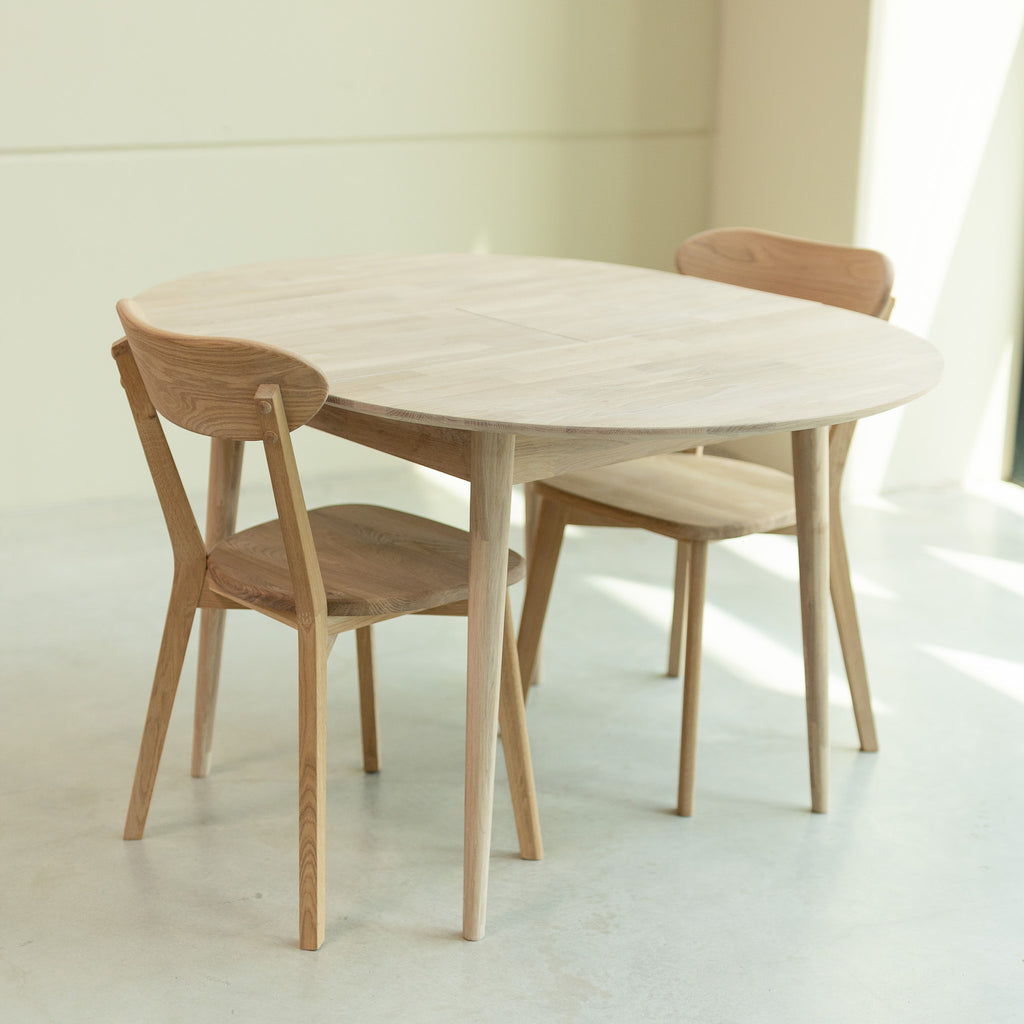NordicStory Set Escandi 3 tavolo in legno massiccio e due sedie ISKU