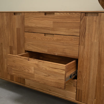 NordicStory Madia Cassettiera in rovere massiccio Escandi 3 160 x 45 x 84,5 cm.