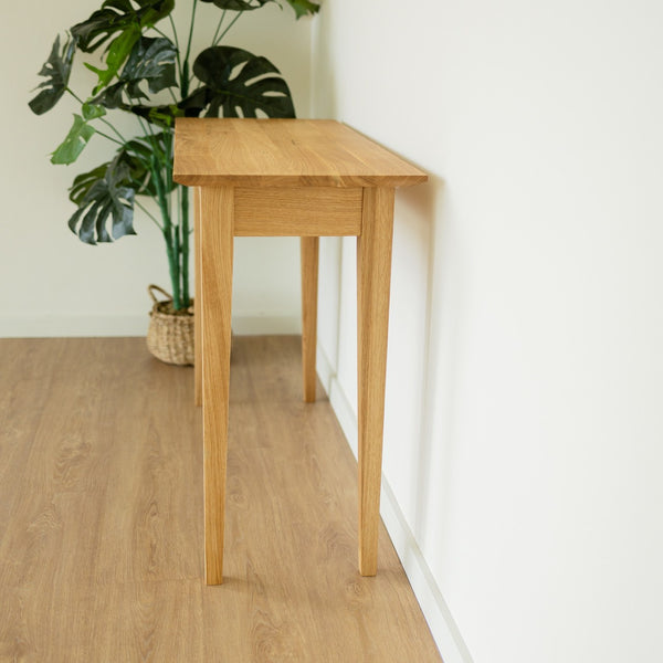 Console NordicStory con 2 cassetti in legno massiccio di quercia sostenibile 