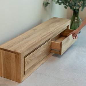 Credenza galleggiante NordicStory in legno massiccio di quercia