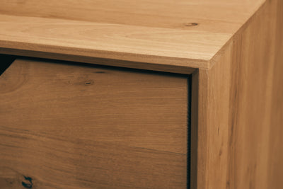 NordicStory_Vitrino_di_maciza_in_legno_sostenibile_di_quercia_sgabello_per_il_salone
